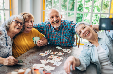 adultos mayores divirtiéndose con juegos de mesa