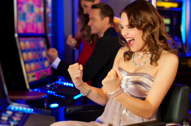 mujer jugando en tragamonedas