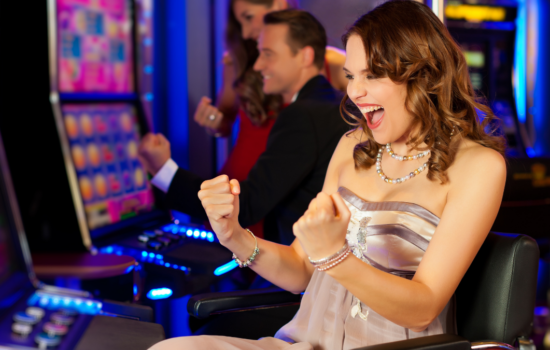 mujer jugando en tragamonedas