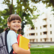 niña entrando al colegio