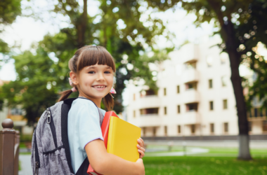 niña entrando al colegio