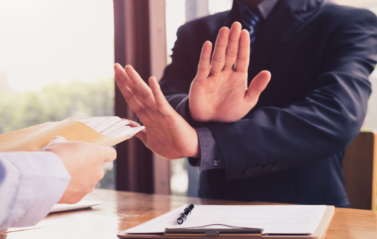 persona intenta extorcionarcon dinero a alguien