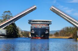 El Magellan Discoverer