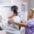 Evidencian brechas socioeconómicas en detección temprana del cáncer de mama