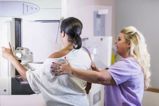 Evidencian brechas socioeconómicas en detección temprana del cáncer de mama