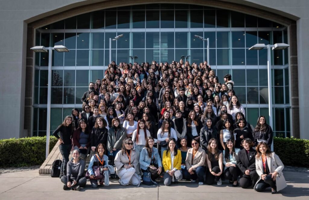 Ciclo de desayunos de líderes busca seguir impulsando el talento femenino en STEM de la mano de Transbank y Technovation Girls Chile