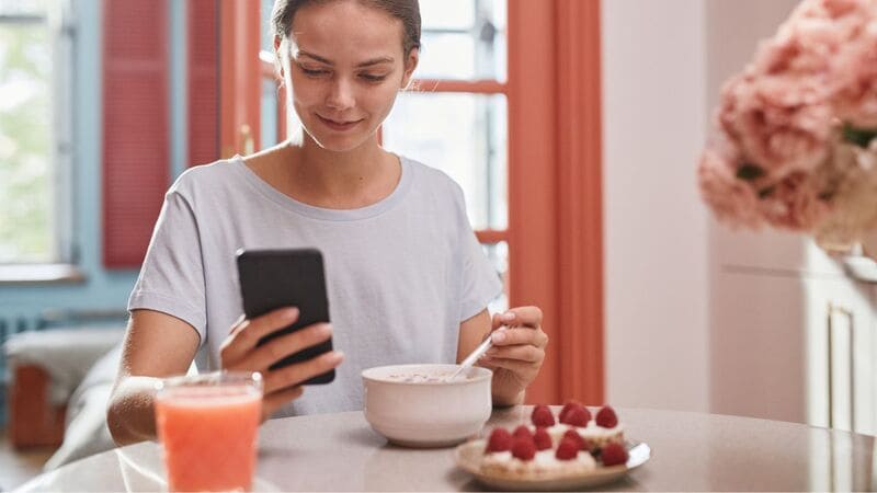 Lo que las pantallas le hacen a nuestra alimentación
