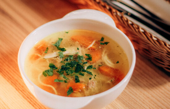 beneficios de la sopa de pollo en cuadros respiratorios