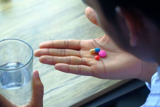 Con qué tomas tus medicamentos