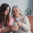 Consejos de Google para acercar la IA a las personas mayores 