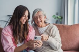Consejos de Google para acercar la IA a las personas mayores 