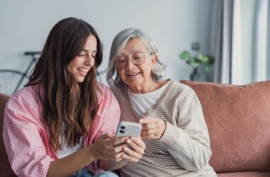 Consejos de Google para acercar la IA a las personas mayores 