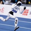 Robot de Beijing corre distinto al humano y abre preguntas sobre biomecánica