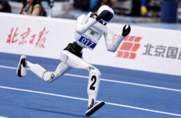 Robot de Beijing corre distinto al humano y abre preguntas sobre biomecánica