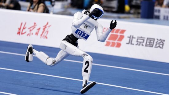 Robot de Beijing corre distinto al humano y abre preguntas sobre biomecánica